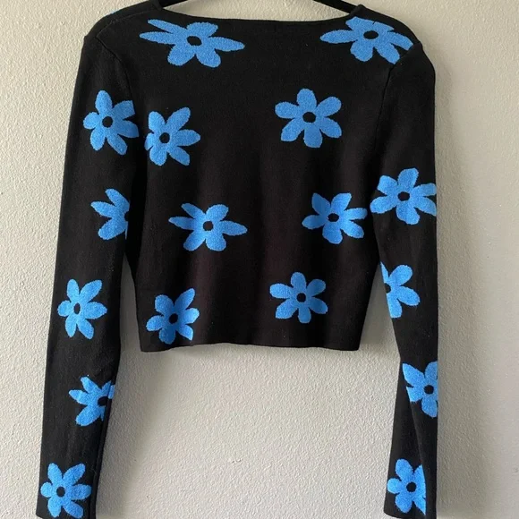 Forever 21 black and blue flower button up sweater - Picture 2 of 2